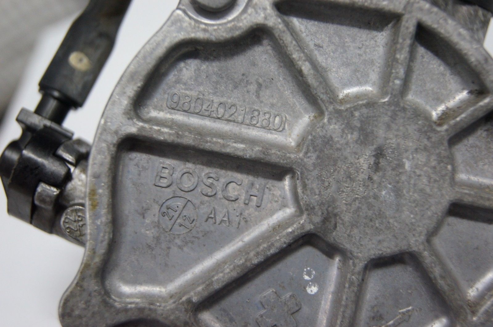 FORD FOCUS BOSCH  VACUUM PUMP 9804021880 2010-2015 - Glasgow Car Parts Store