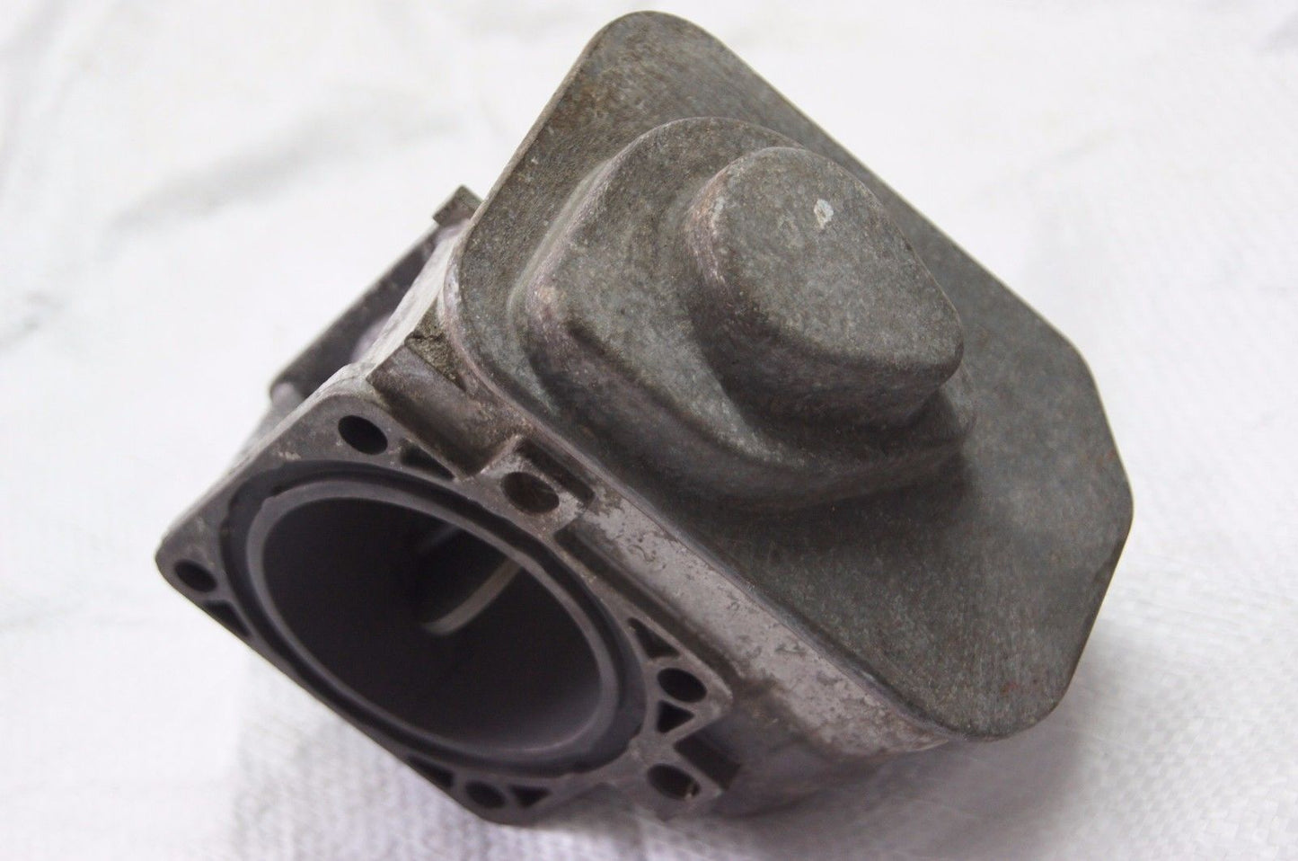 VW  THROTTLE BODY 038128063C - Glasgow Car Parts Store