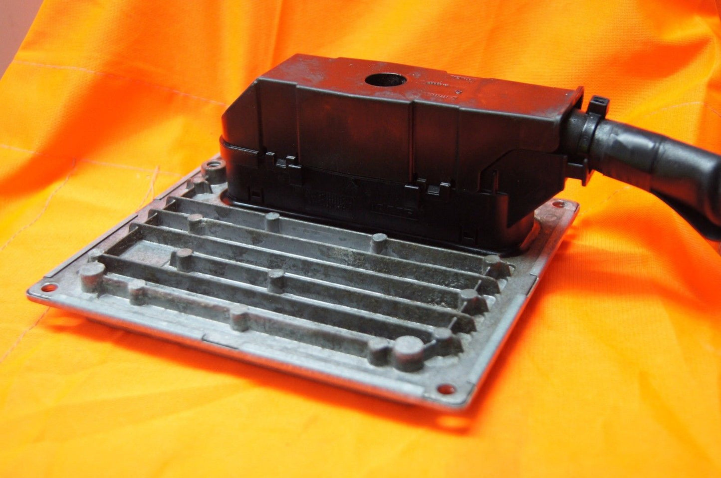 FORD FOCUS  ENGINE ECU S118934101F, SIM 28 , 4M51-12A650-HF - 9AYF - j38 AC - Glasgow Car Parts Store