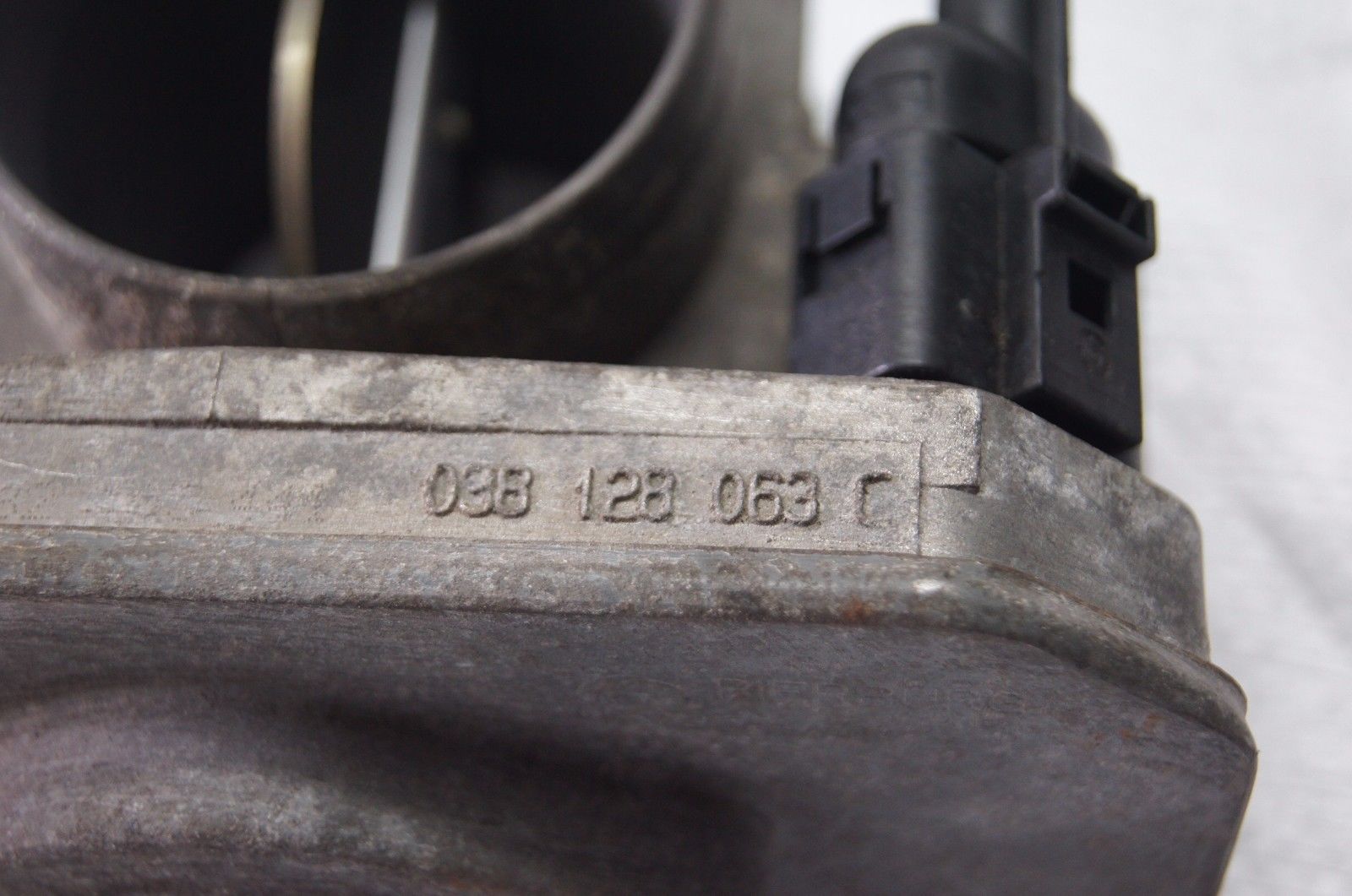 VW  THROTTLE BODY 038128063C - Glasgow Car Parts Store