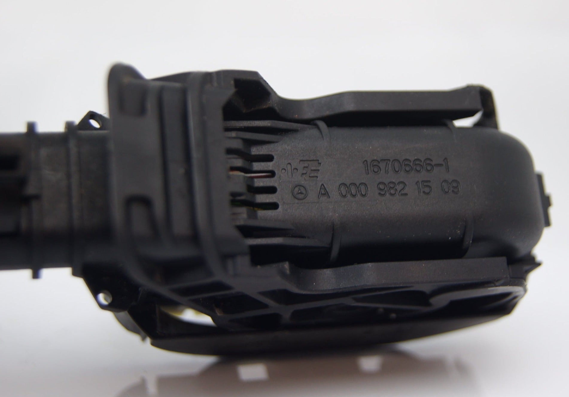 Mercedes Benz Connector Plug abs pump A2465453640 A0009821509. - Glasgow Car Parts Store