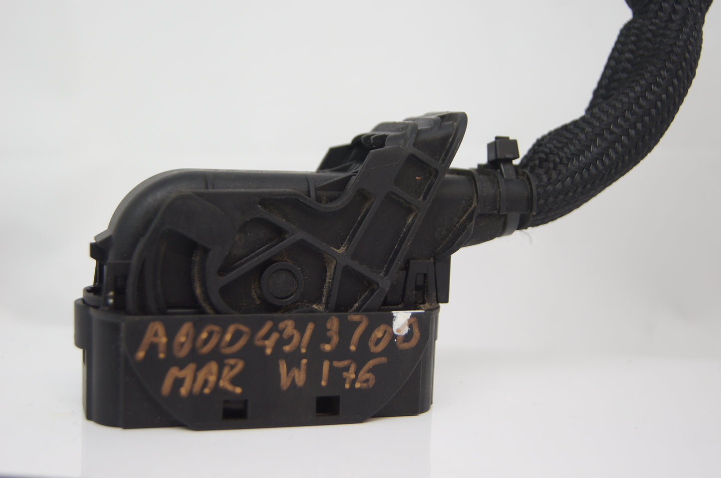 Mercedes Benz Connector Plug abs pump A2465453640 A0009821509. - Glasgow Car Parts Store