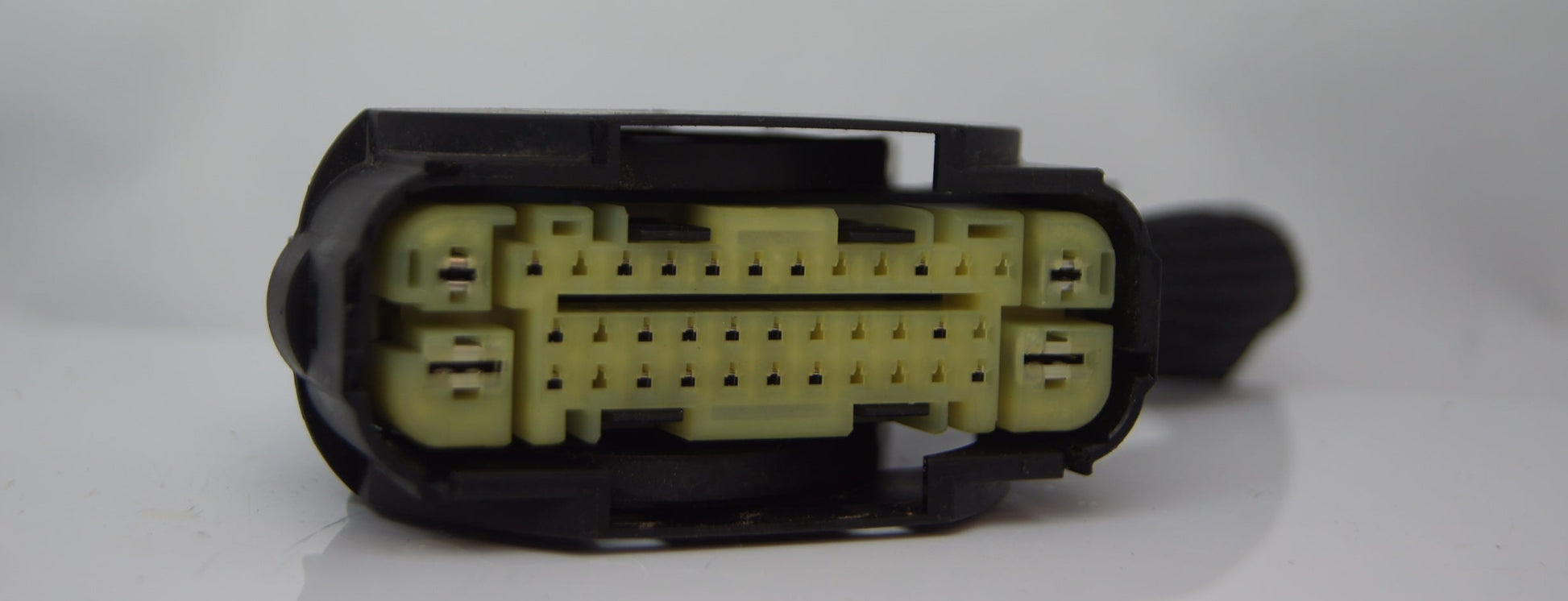 Mercedes Benz Connector Plug abs pump A2465453640 A0009821509. - Glasgow Car Parts Store