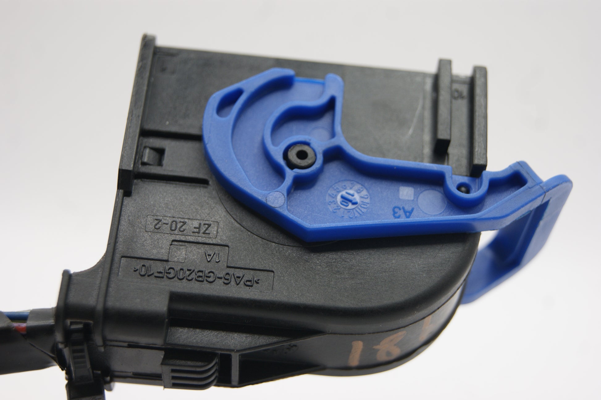 PLUG CONNECTOR zf20-2  BCM VAUXHALL MERIVA B BODY CONTROL MODULE LQ DELPHI - Glasgow Car Parts Store
