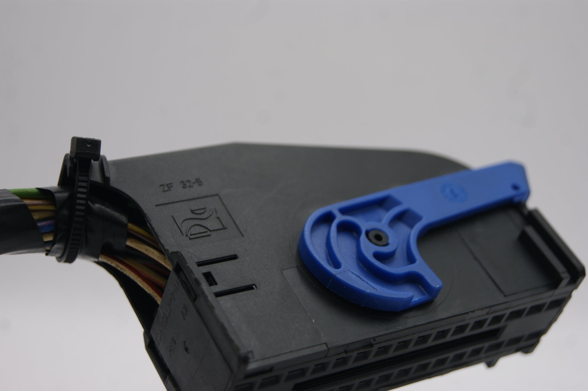 PLUG CONNECTOR ZF 32-5 BCM VAUXHALL MERIVA B BODY CONTROL MODULE LQ DELPHI - Glasgow Car Parts Store