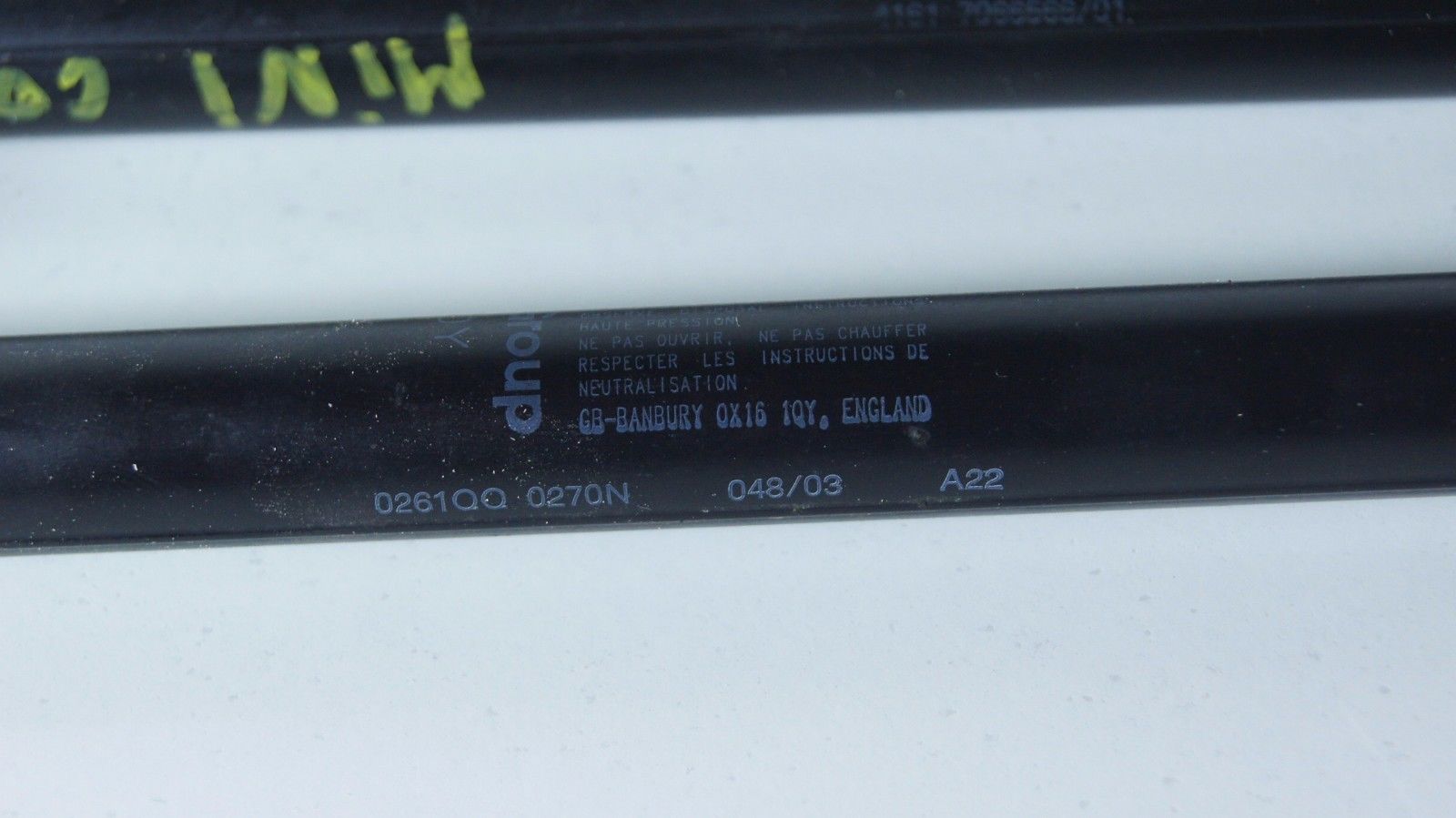 BMW MINI  PAIR OF TAILGATE STRUTS GAS SHOCKS PART NUMBER 0261QQ 0270N - Glasgow Car Parts Store