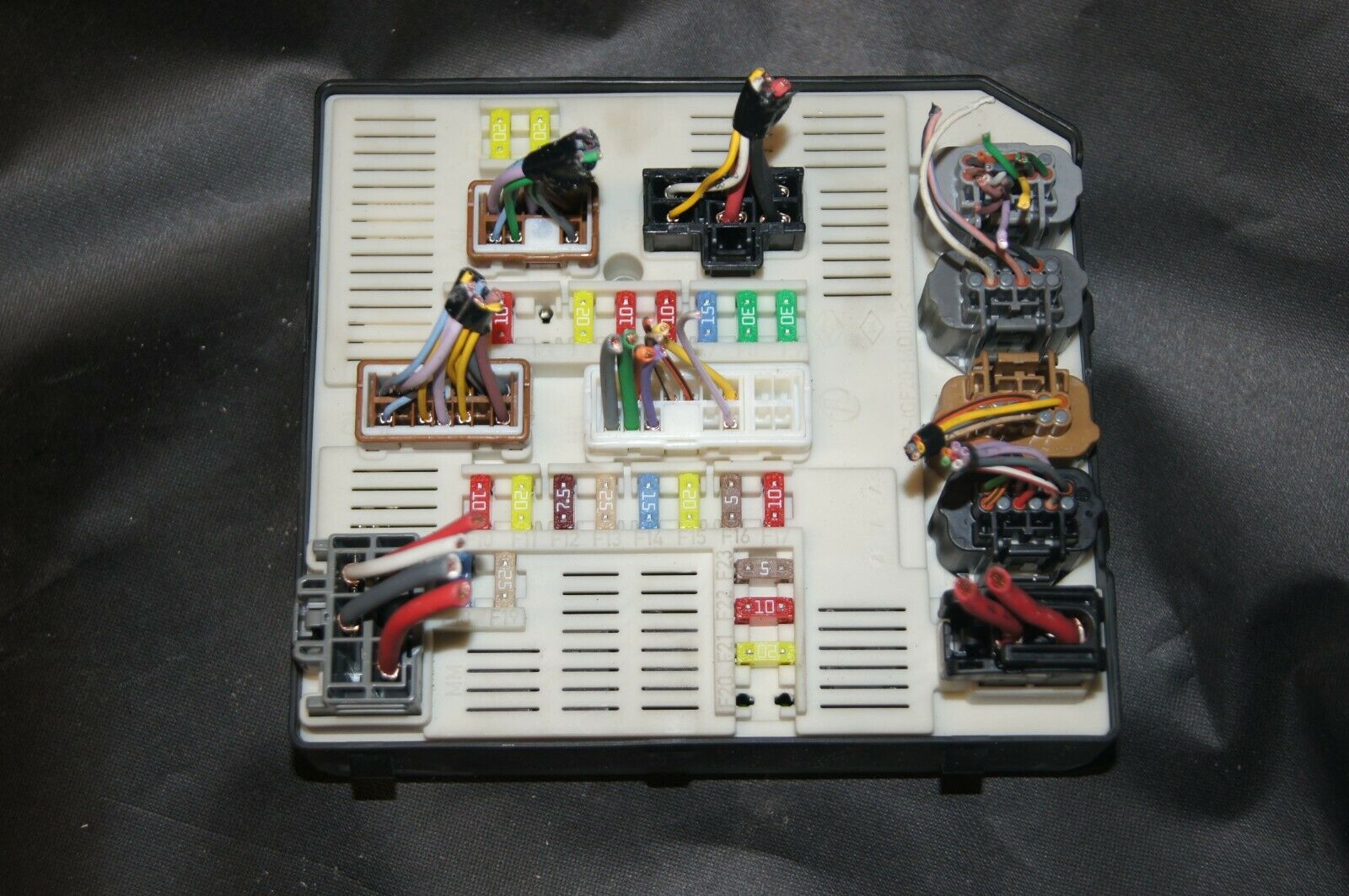 284B61871R USM Fuse Box Renault Megane. USM BD95 L1 - Glasgow Car Parts Store