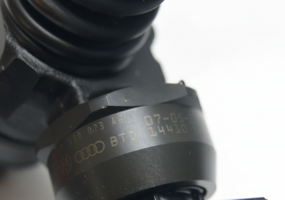 Bosch Fuel Injector 038130073AB – zbliżenie numeru części – 1.9 TDI VW Audi Seat Skoda