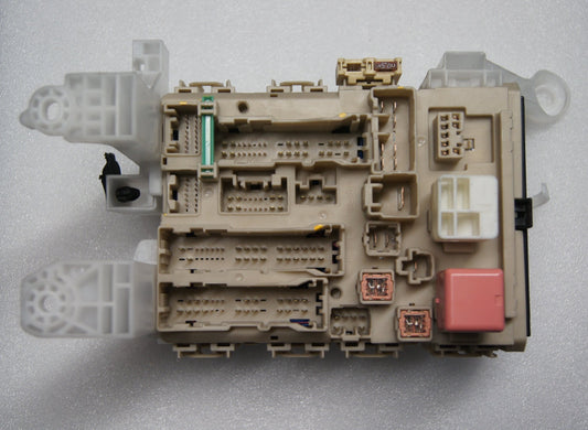 TOYOTA VERSO  FUSE BOX 82730-0fa10 4966-16l07